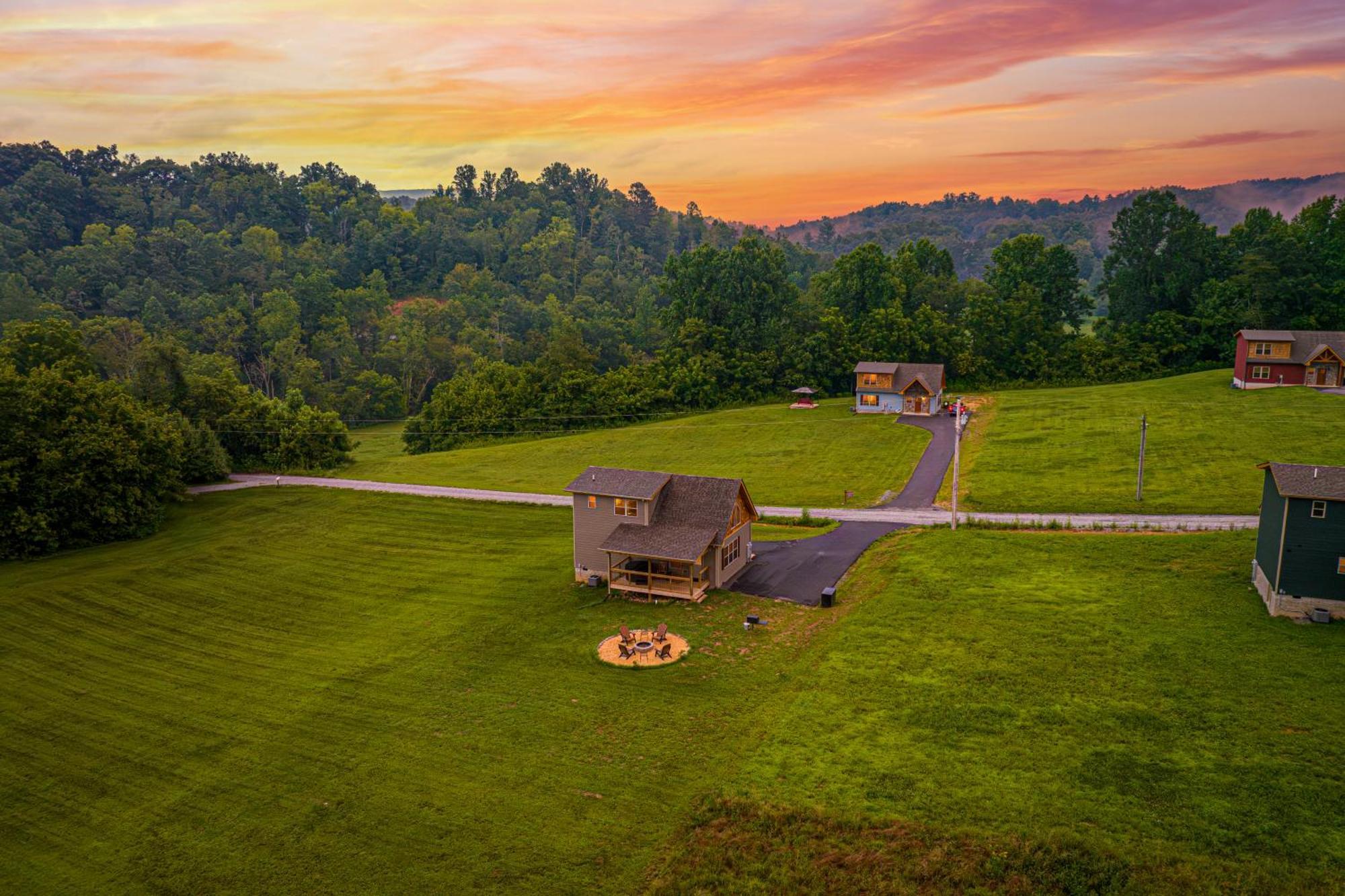 Misty Morning Meadow Breathtaking Smoky Mountain Cabin With Hot Tub, Views, & Free Tickets Villa Cosby Exterior photo